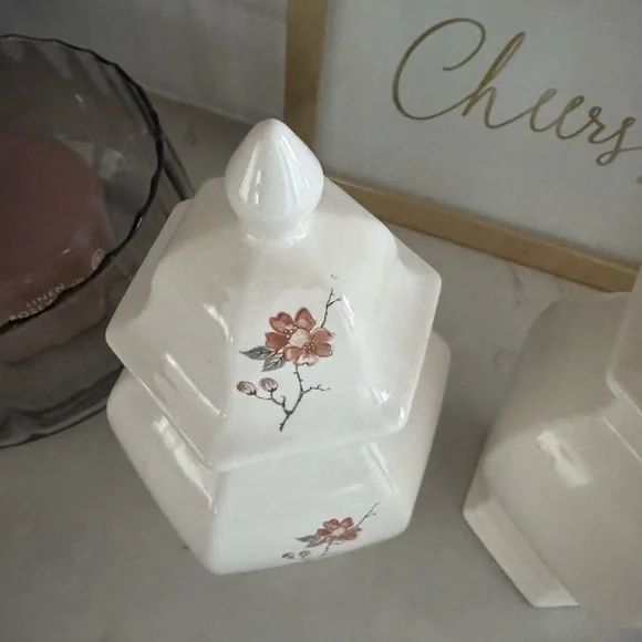 Vintage Ginger Jar Florals/Cream with Lid Set of 2 - Picture 3 of 9